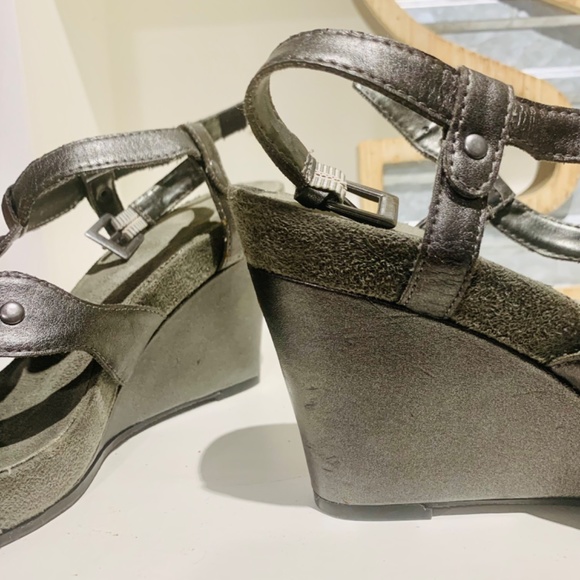 AEROSOLES Metallic Wedges/ Sandals - Picture 3 of 5